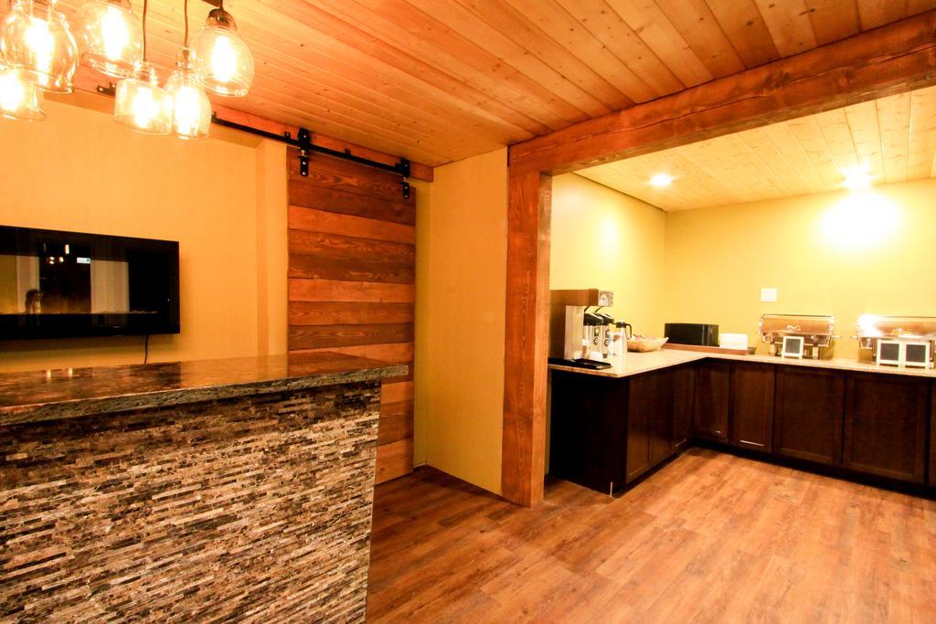 Crystal Springs Lodge Radium Hot Springs Exterior foto