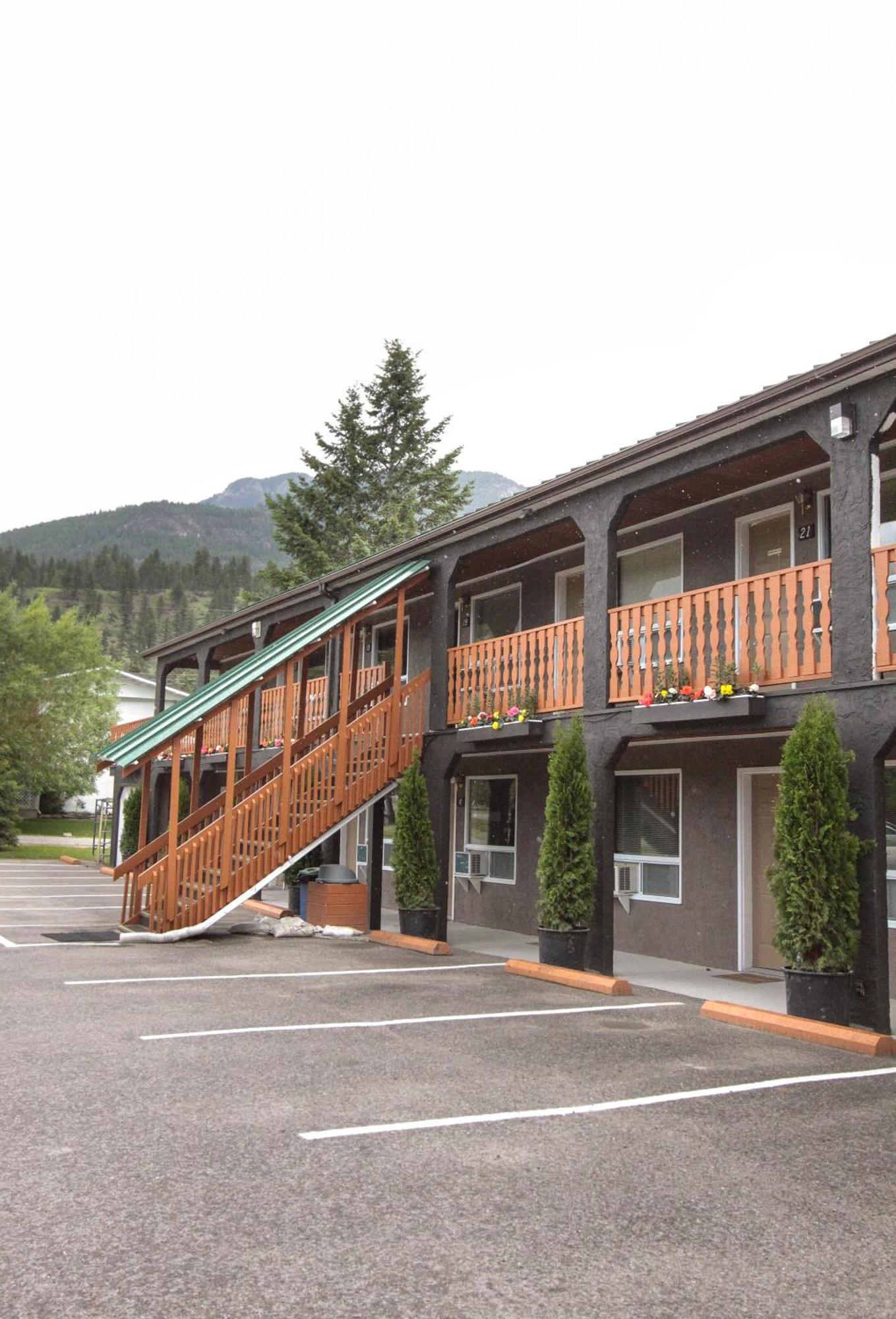 Crystal Springs Lodge Radium Hot Springs Exterior foto