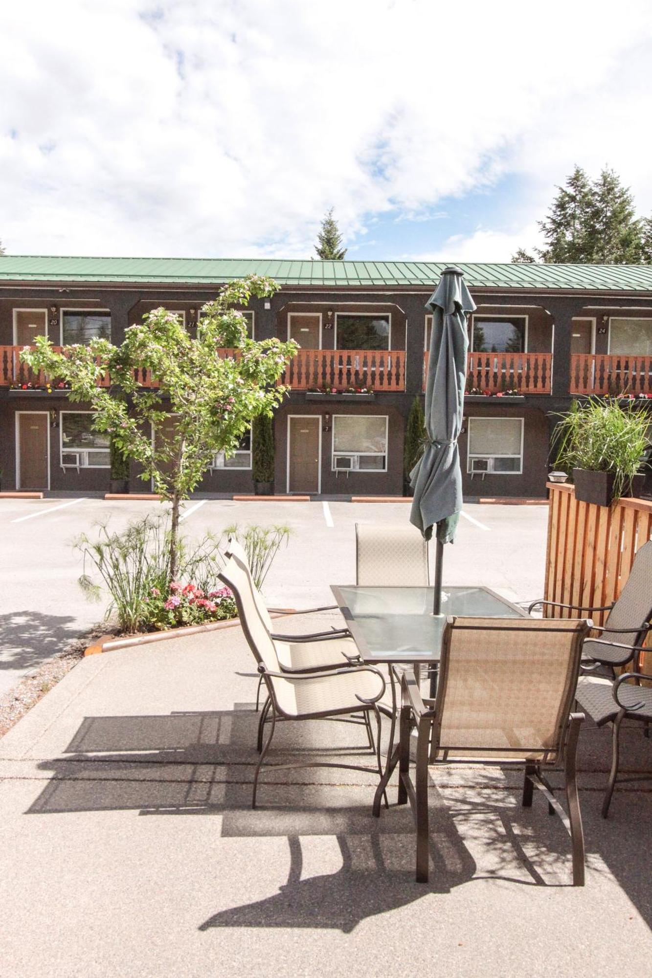 Crystal Springs Lodge Radium Hot Springs Exterior foto
