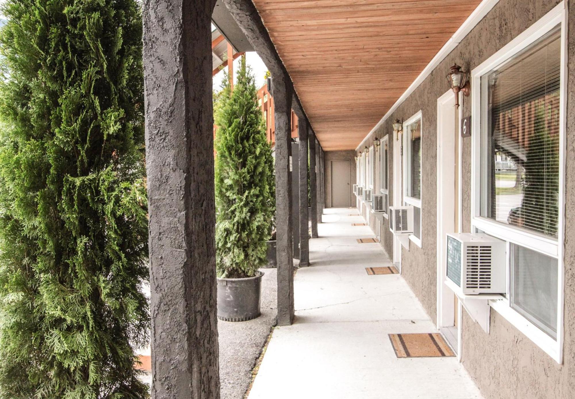 Crystal Springs Lodge Radium Hot Springs Exterior foto