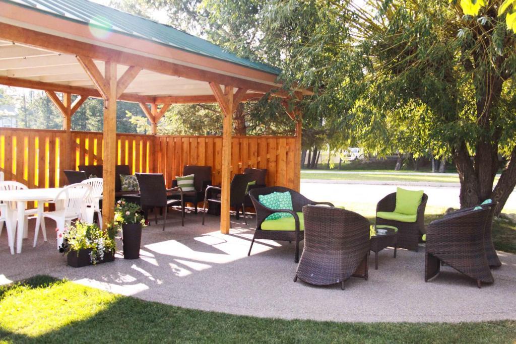 Crystal Springs Lodge Radium Hot Springs Exterior foto