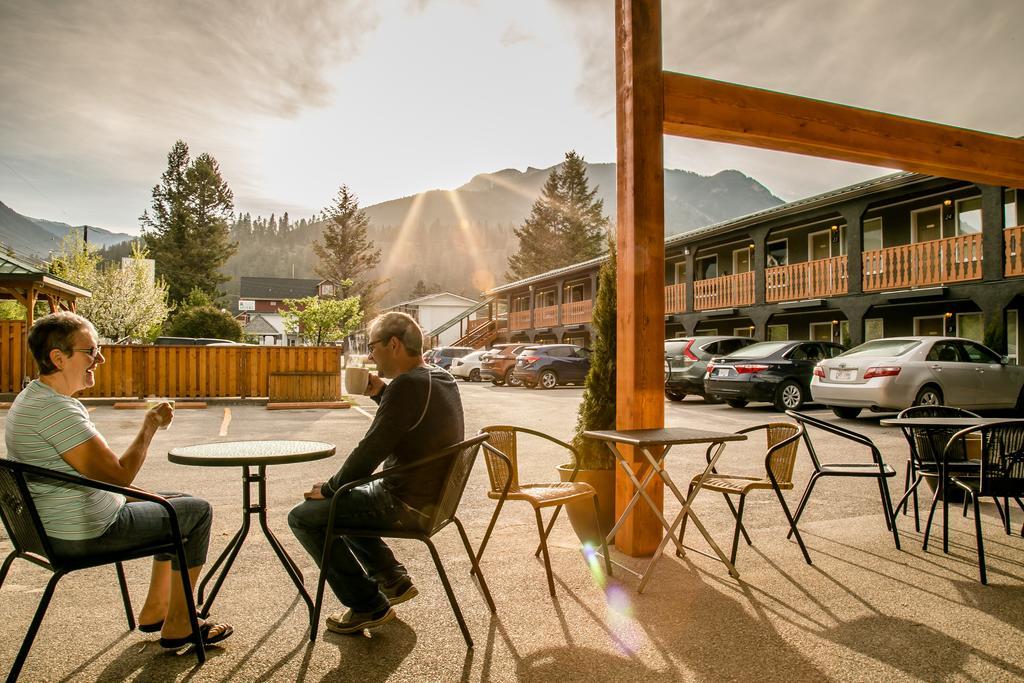 Crystal Springs Lodge Radium Hot Springs Exterior foto